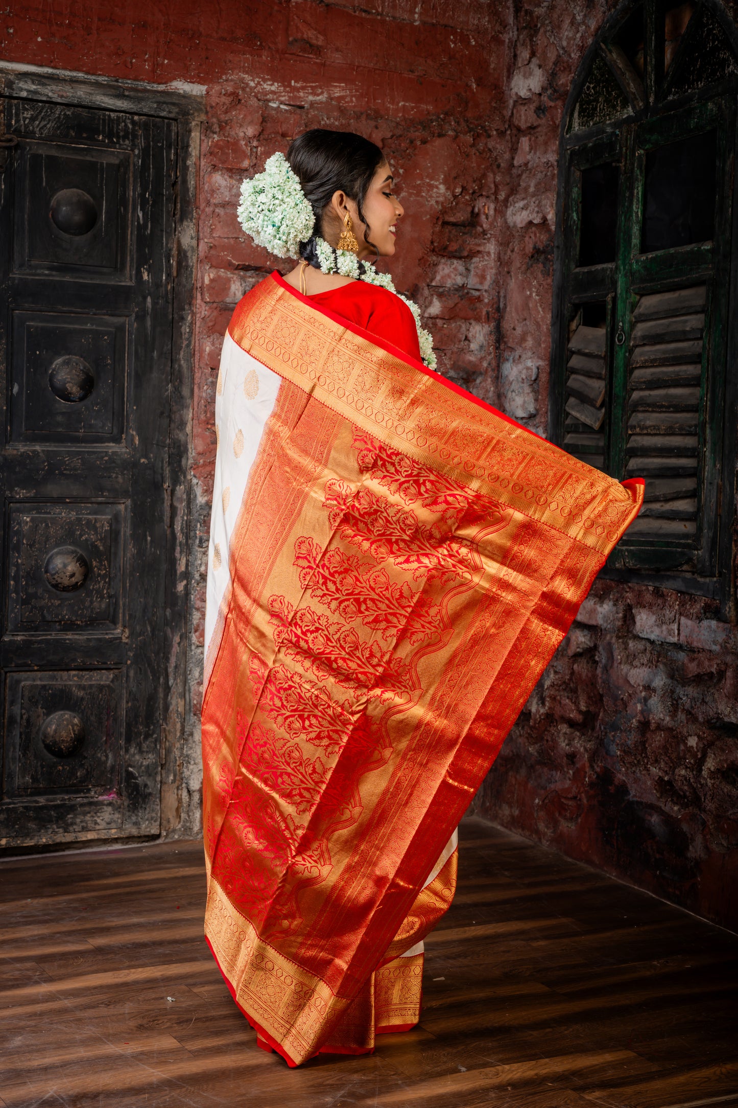 Ivory Gold Kanchipuram Silk With Traditional Zari Buti, Red Border and Pallu