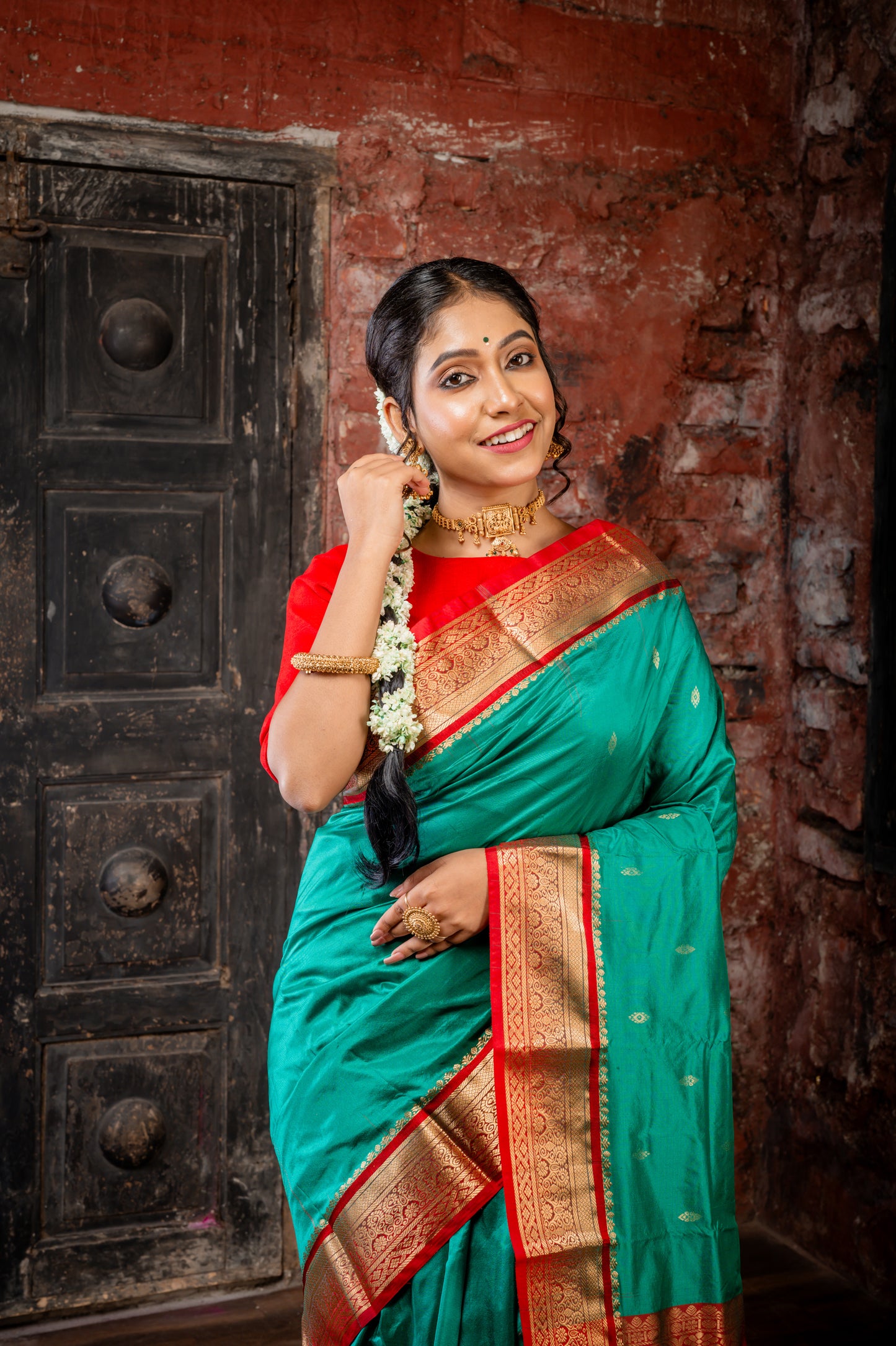 Deep Green Kanjeevaram with Traditional Zari Buti, Red Gatti Border and Pallu