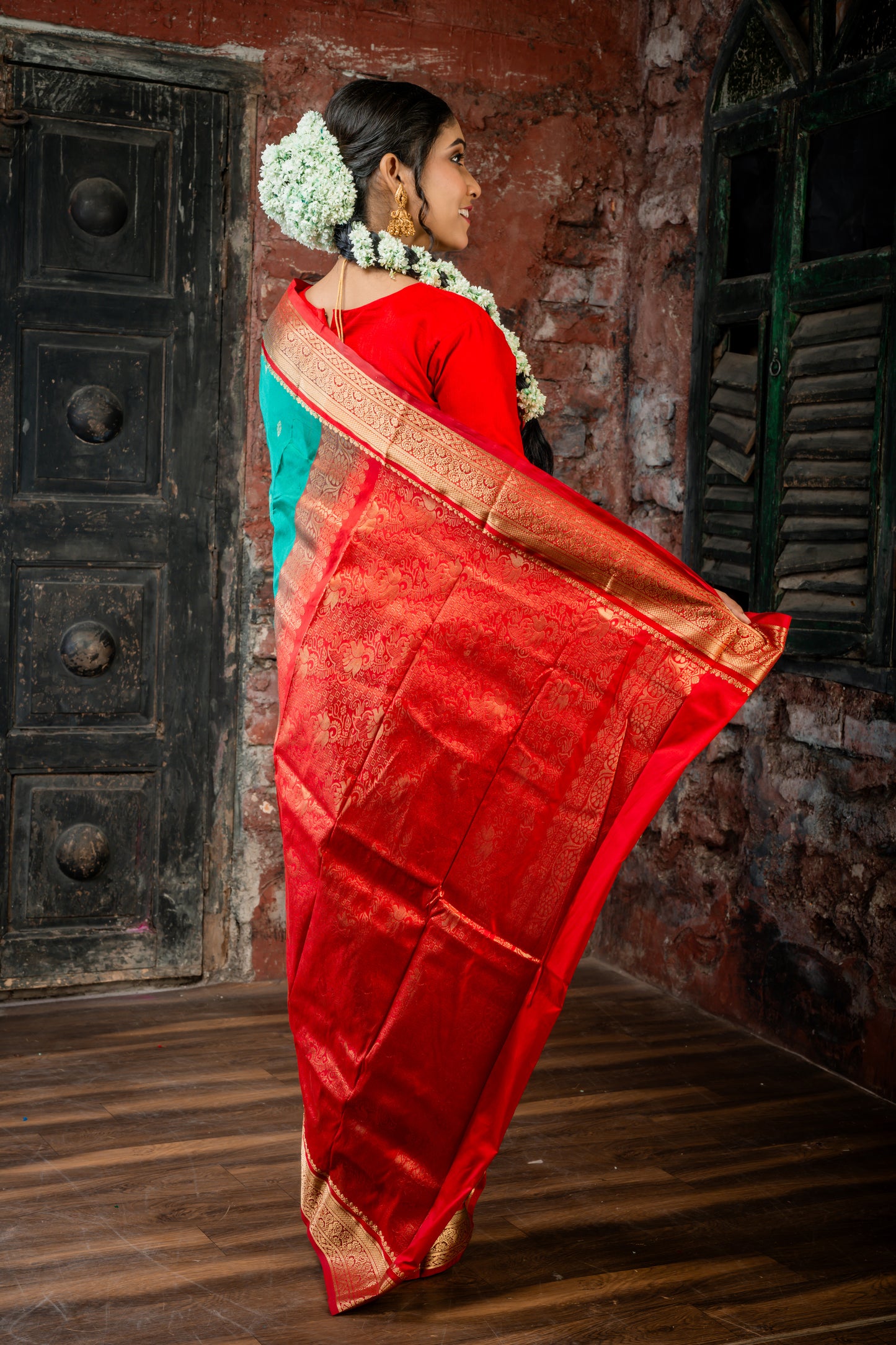 Deep Green Kanjeevaram with Traditional Zari Buti, Red Gatti Border and Pallu